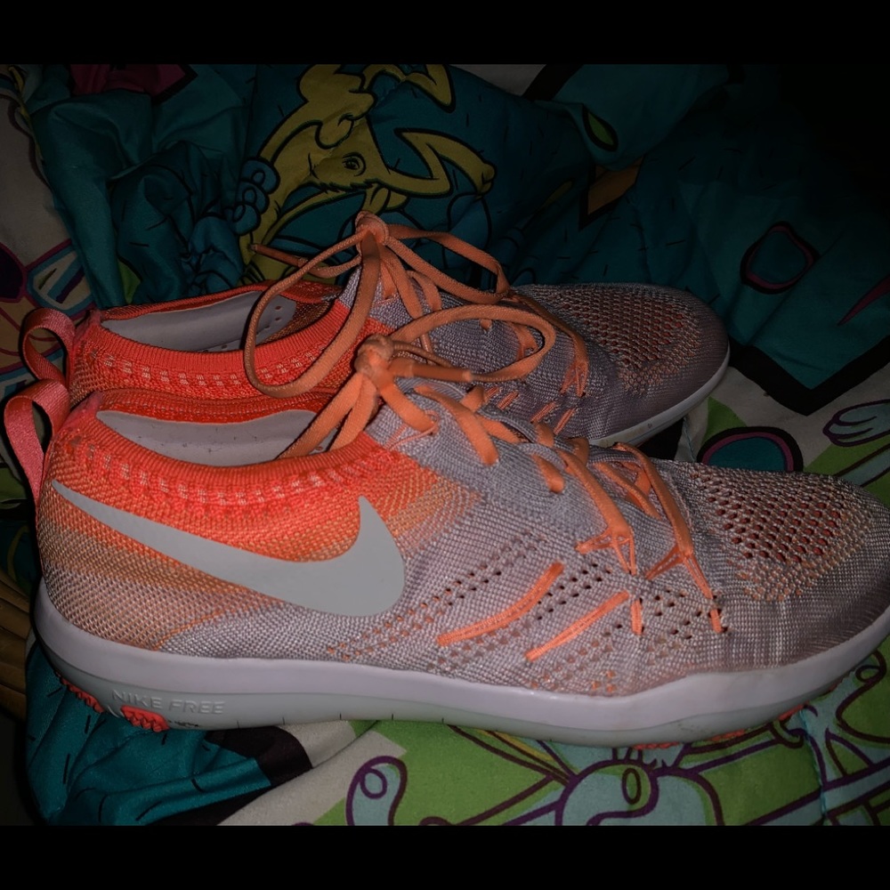 Women’s size 7 NIKE running shoes - Picture 2 of 4